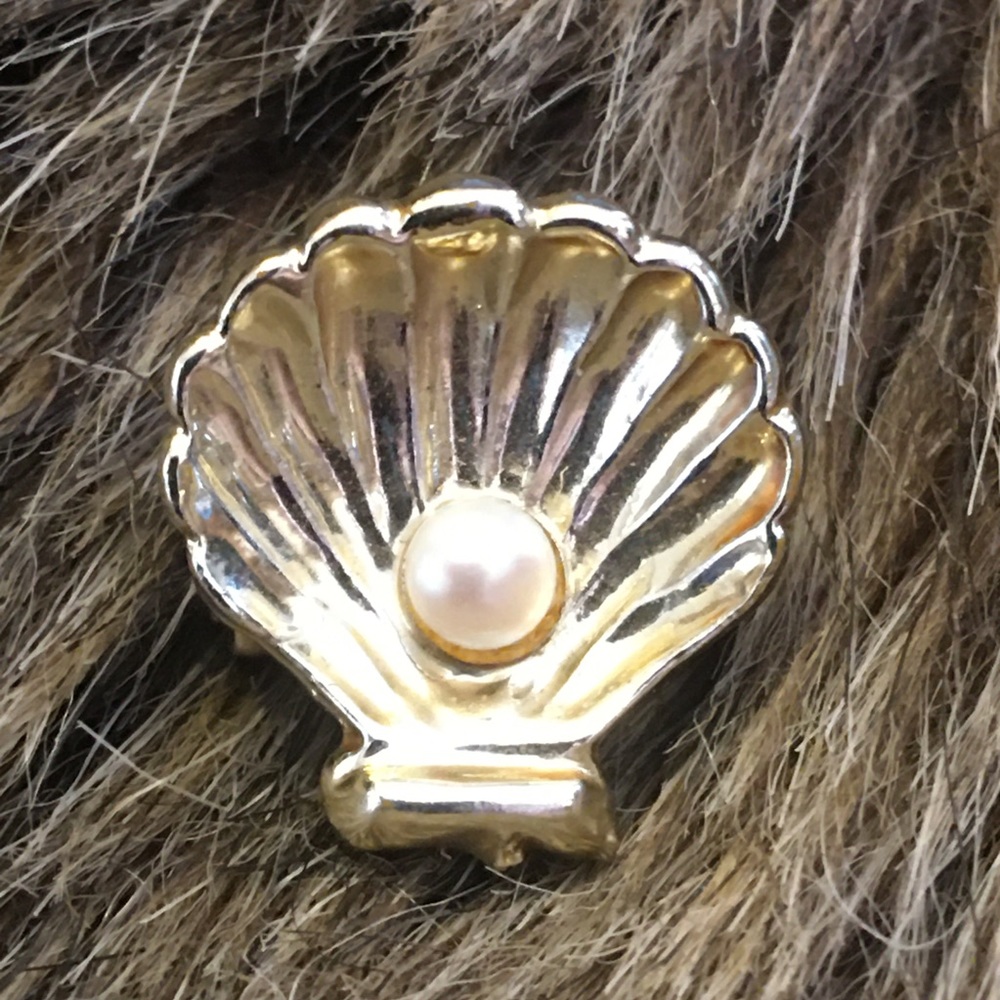 Vintage mini clam shell with pearl accent brooch